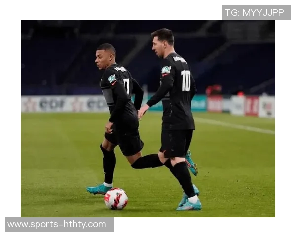 巴黎新赛季第四款球衣发布黑色主调搭配炭灰与玫瑰色渐变设计